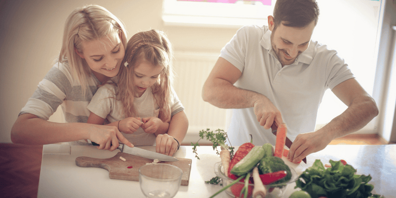 Familia preparando la cena, se ven muy felices